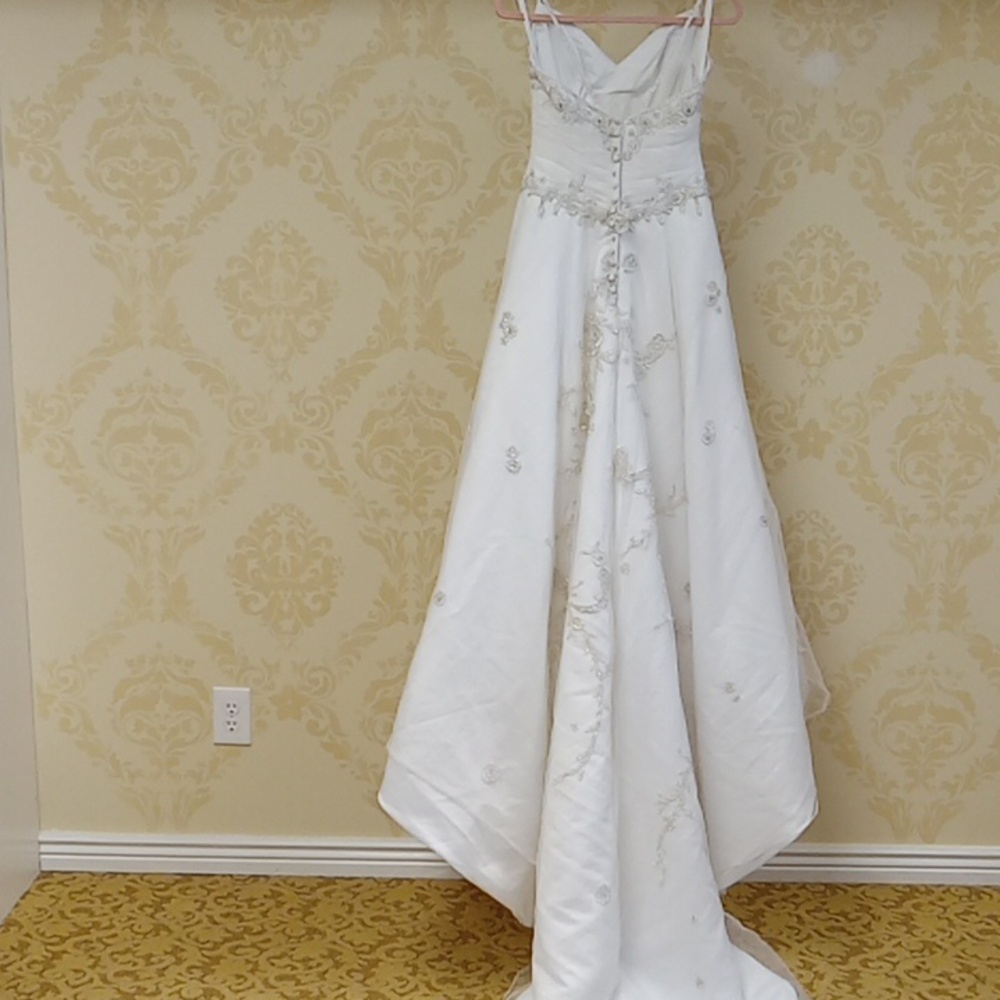 SOLD Forever yours size 4 wedding gown - Picture 4 of 11
